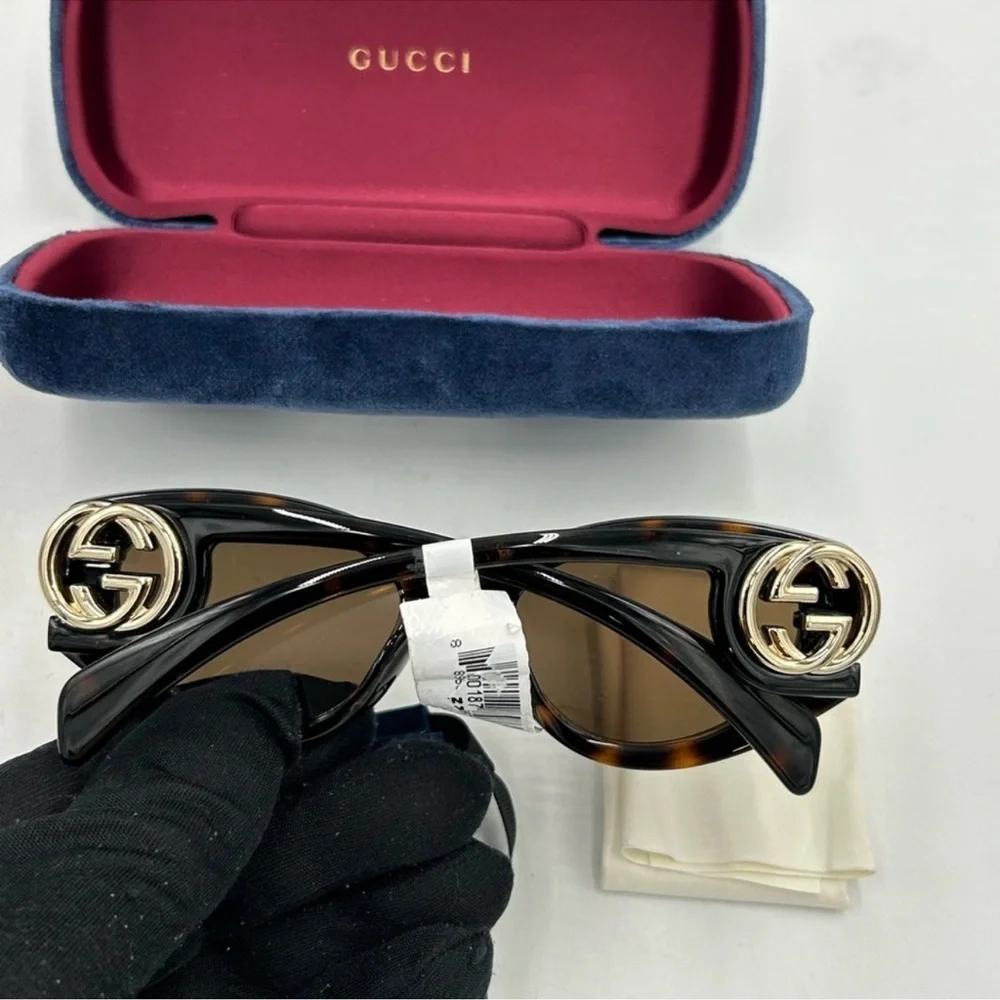 Gucci oval frame sunglasses NWT. Black.
